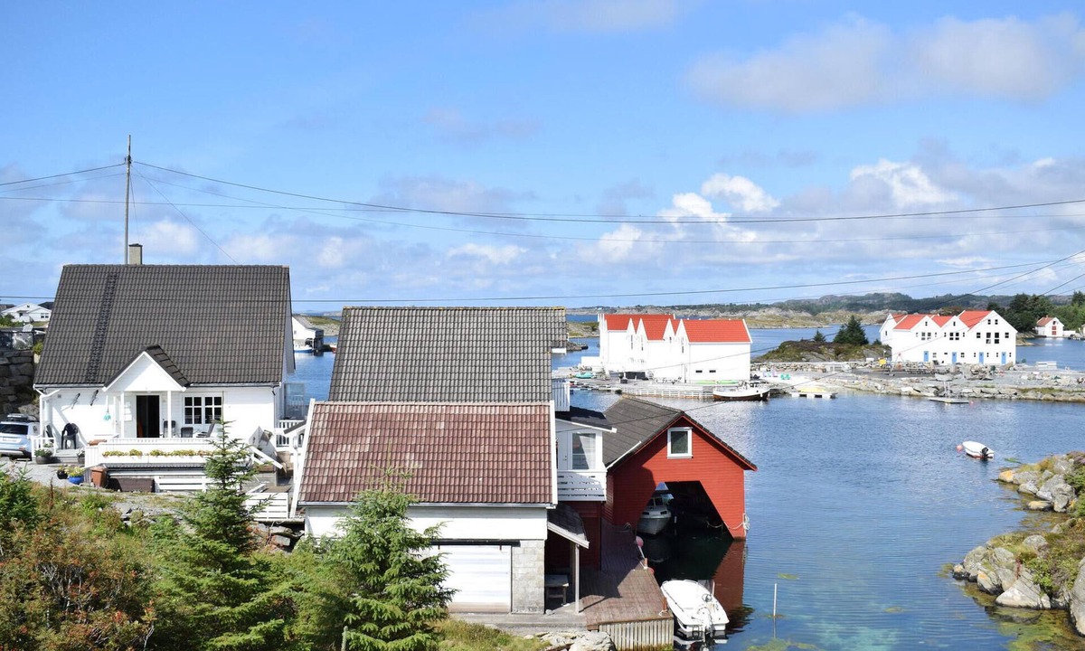 Karmoy House | Gorgeous home in Vedavågen with house sea view
