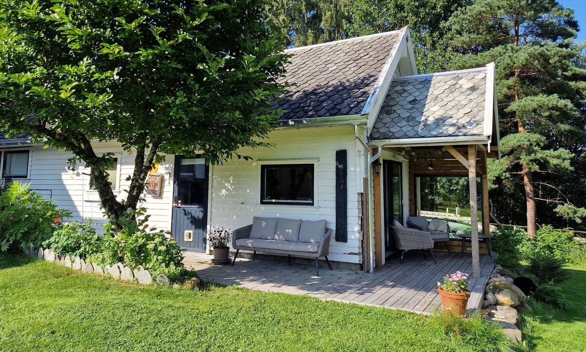 Sandnes House | Guest house by the lake