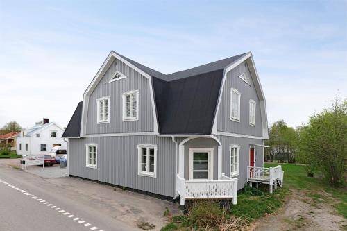 Roknas Apartment | Guestly Homes - 4BR Charming Apartment