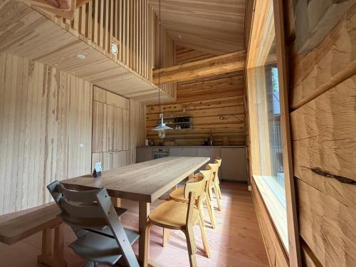 Syote Villa | Handcrafted Log Chalet Villa Aarreaitta