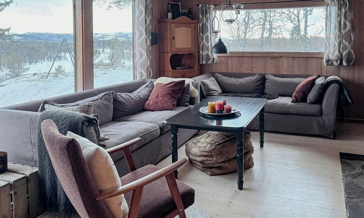 Gol House | Handmade cabin by pond on Golsfjellet