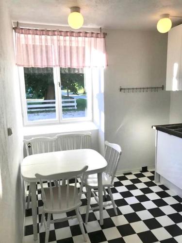 Larbro Apartment | Hangvar Skola, Biblioteket
