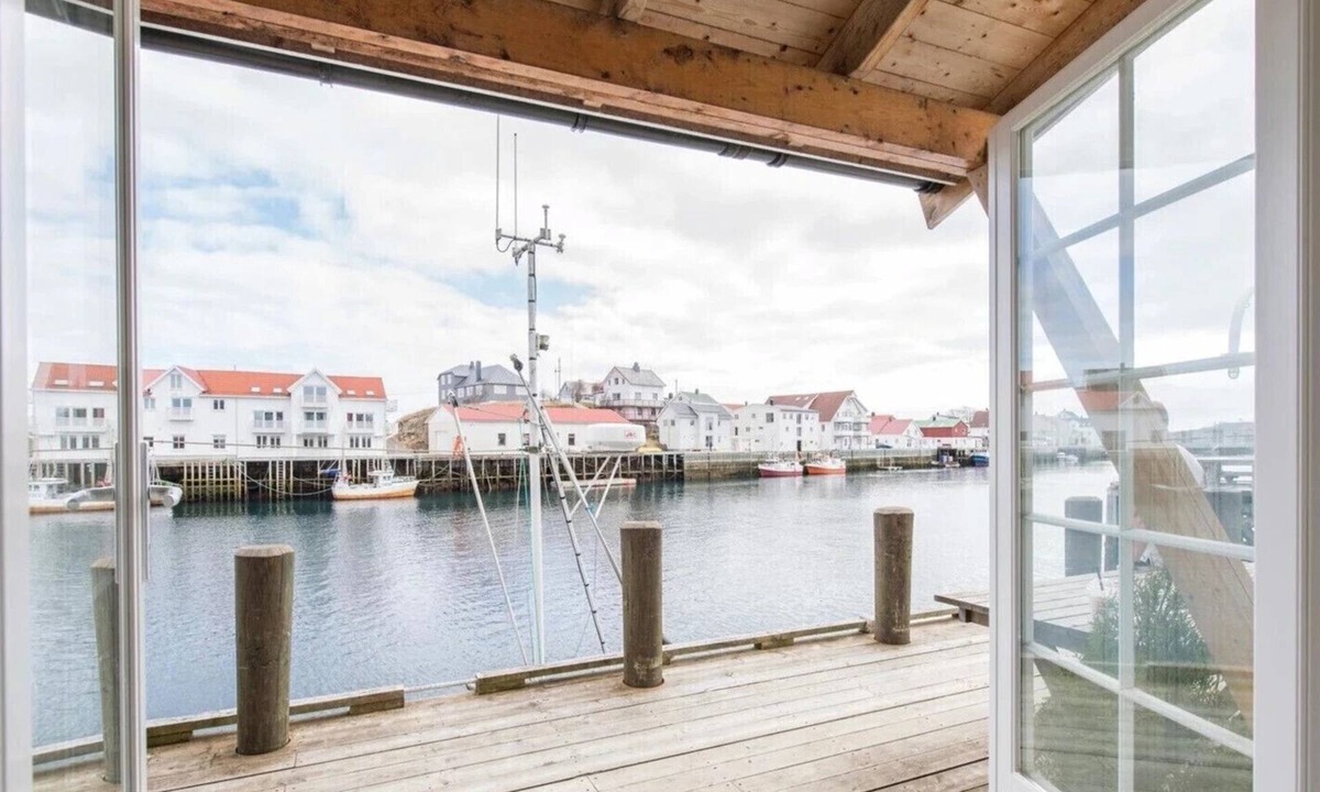 Henningsvaer Apartment | Hellandsøy apartment, Henningsvær