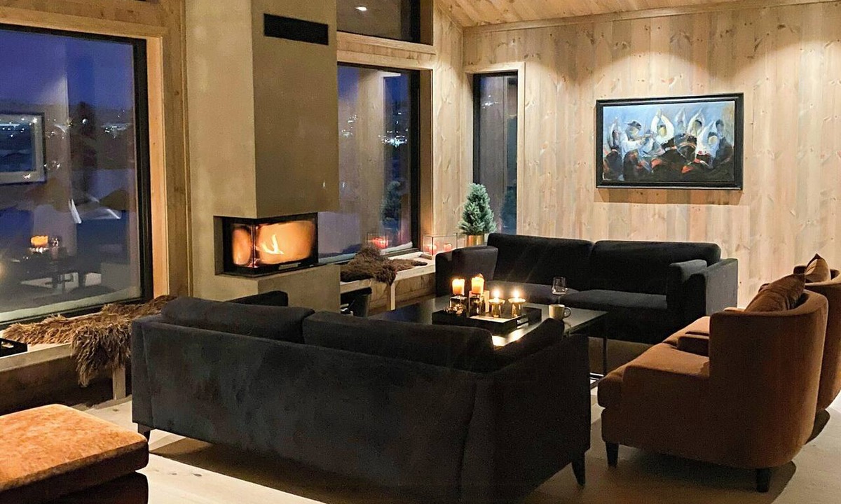 Hovden House | High ceilings with a view of the ski slopes