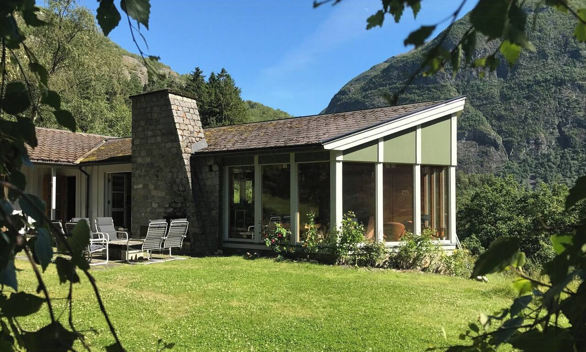 Laerdal House | Historic cabin by Lærdal River