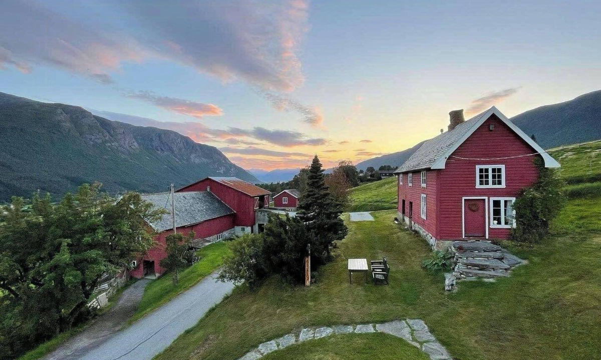 Isfjorden House | Historic farmhouse in scenic Isfjorden