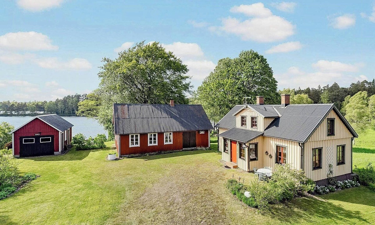 Skanes Fagerhult House | Historic lakeside house with private beach