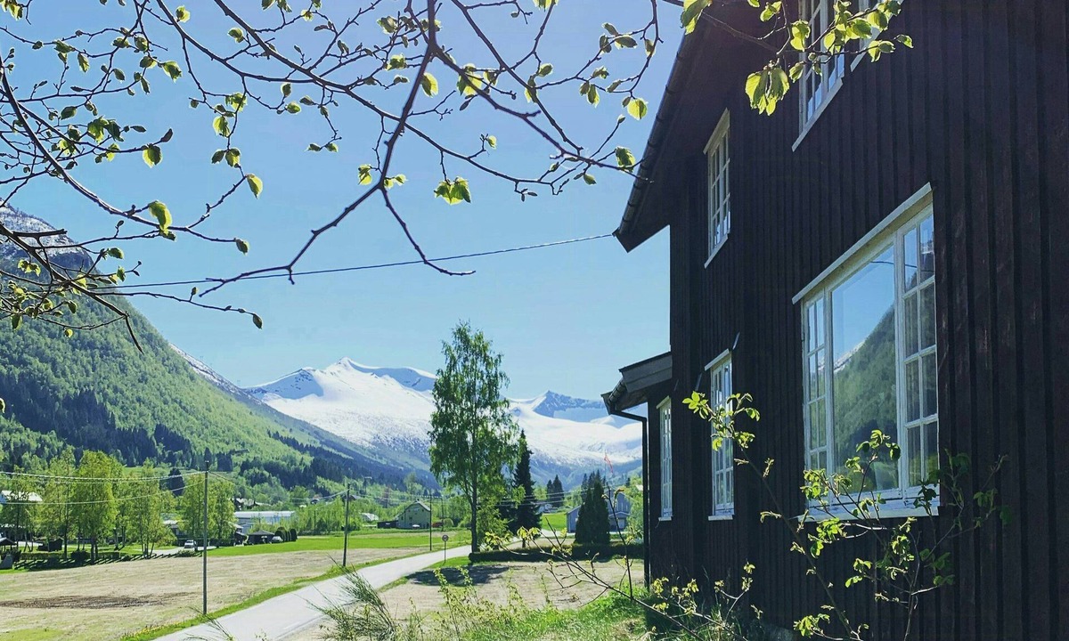 Voll House | Historic log house at the foot of Middagstind