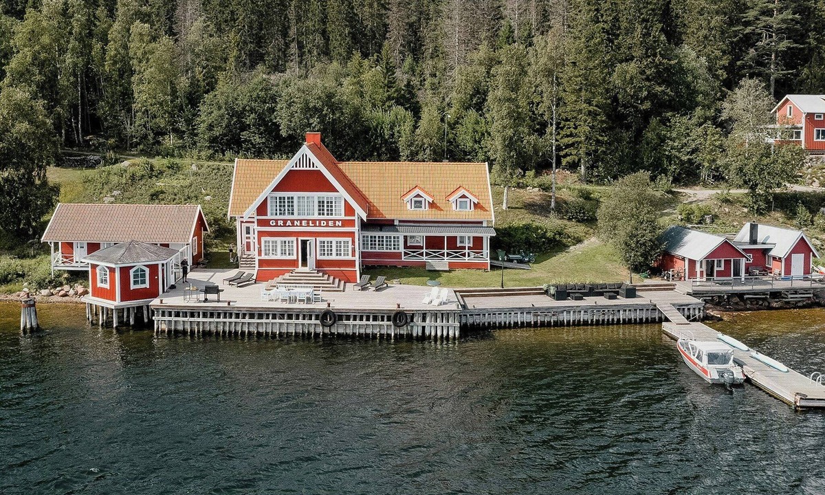 Ulvohamn House | Historic summer house by the water on Ulvön