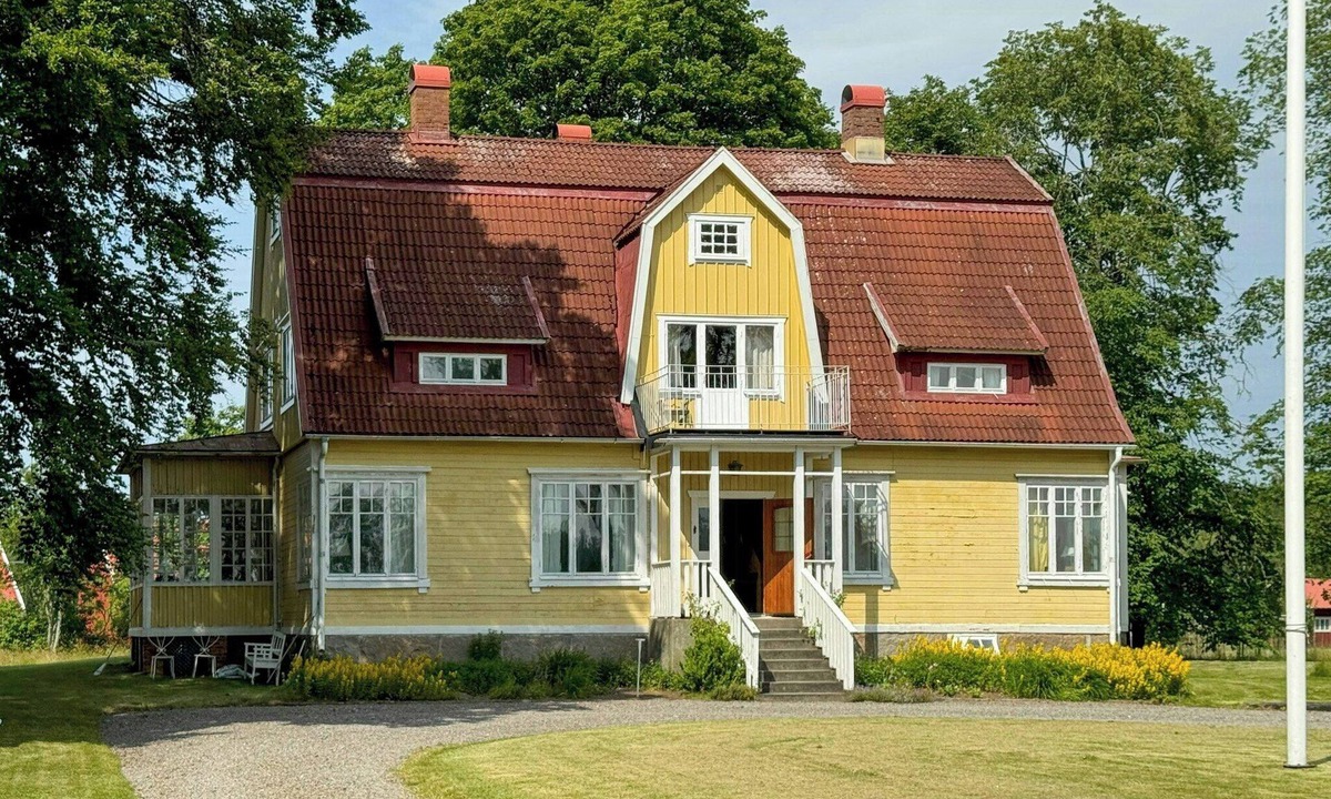 Dalskog House | Historic vicarage by the lake in Dalskog