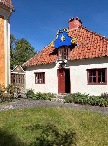 Katthammarsvik House | Historic Wing House at Katthamra Gård