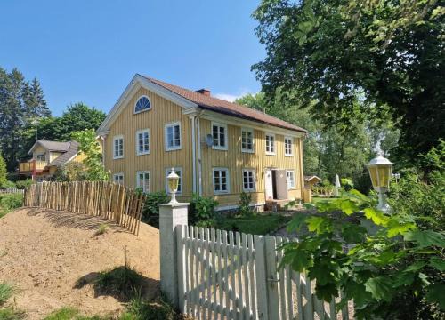 Holmsjo House | Historisches Schwedenhaus, 25m zum Wasser im Garten, ideal zum Angeln, 8 Personen