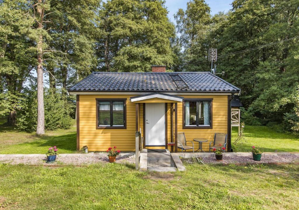 Fjalkinge House | Holiday Home Kjuge Gula Huset by Interhome