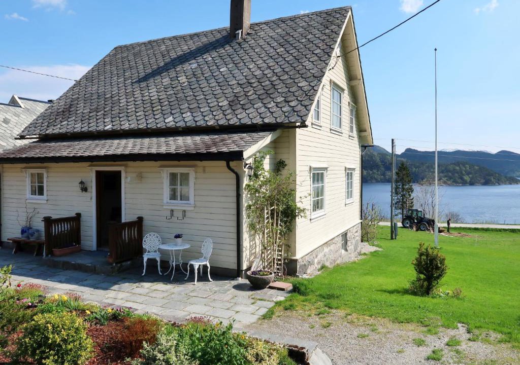 Askvoll House | Holiday Home Kvamsvika by Interhome