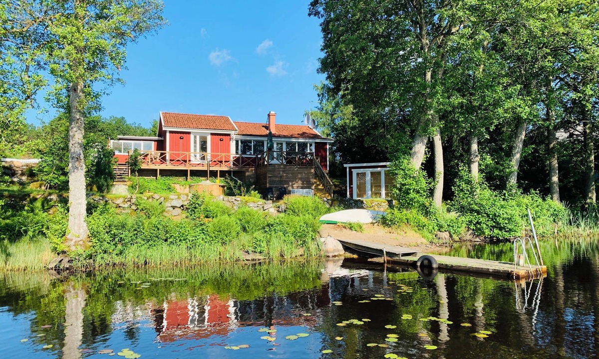 Dio Cottage | Holiday home Lunding! Holiday home near the lake in southern Småland. Jetty and sauna.