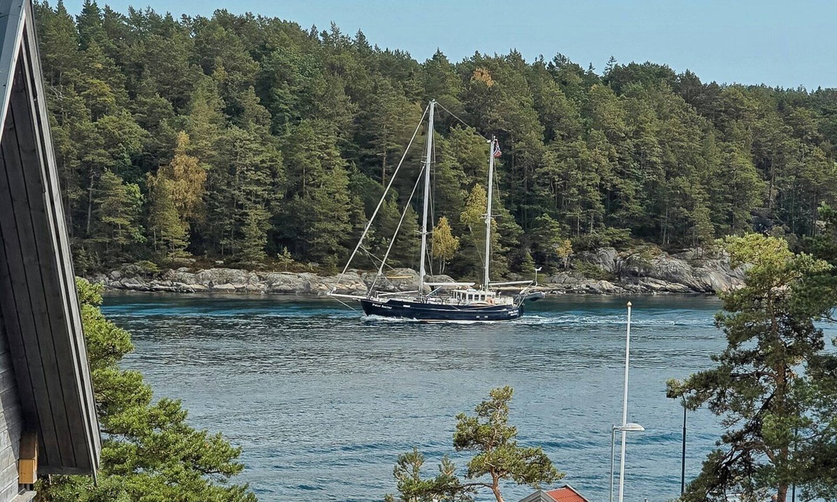 Tvedestrand House | Holiday home with royal ship views in Hagefjord