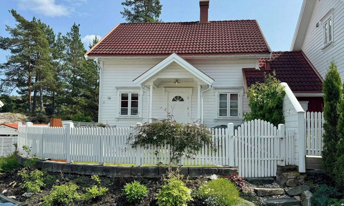 Risor House | Holiday home with two terraces near Risør