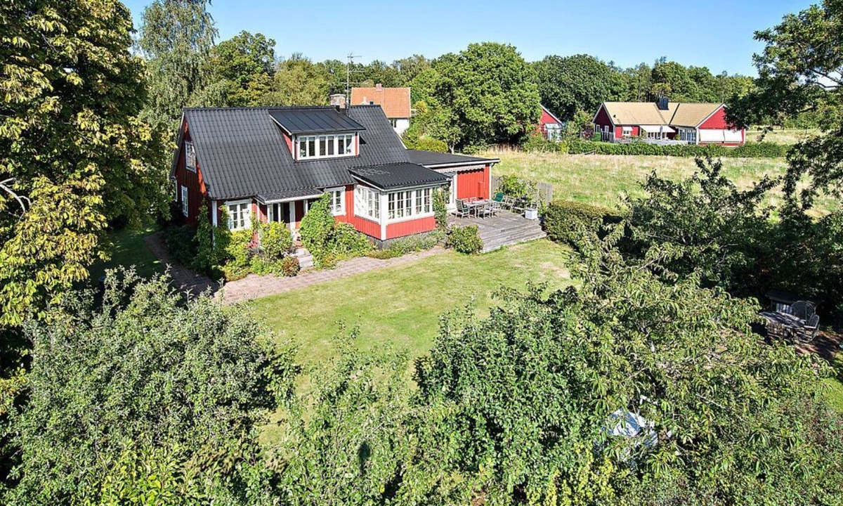 Nyhamnslage House | Holiday house from the 1800s next to the insert