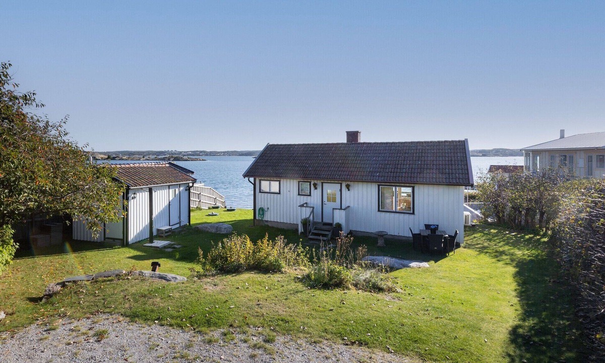Hoviksnas Ski Chalet | Holiday house with sea views and private beach on Tjörn | SE09009
