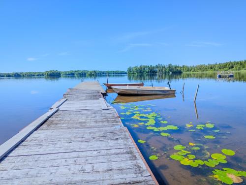 Broby House | Host Harmony Boats stay play lake cabin