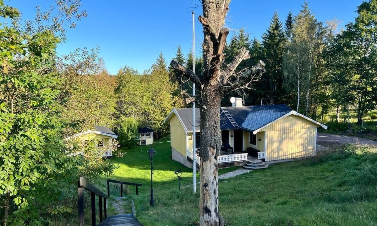 Hultsfred House | House Bjärkhult - modern renovated with boat in a quiet location in Småland