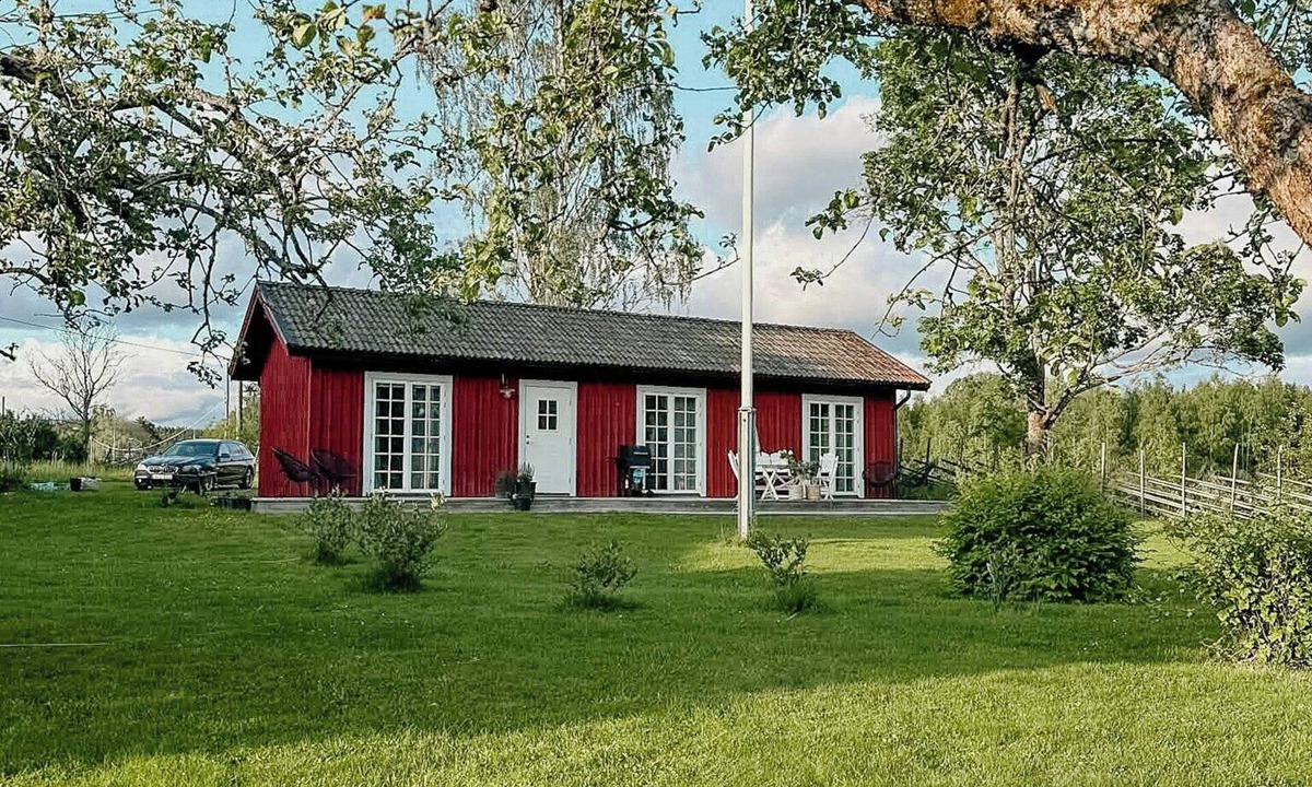 Kopparberg House | House by stream with jetty and apples in Löa