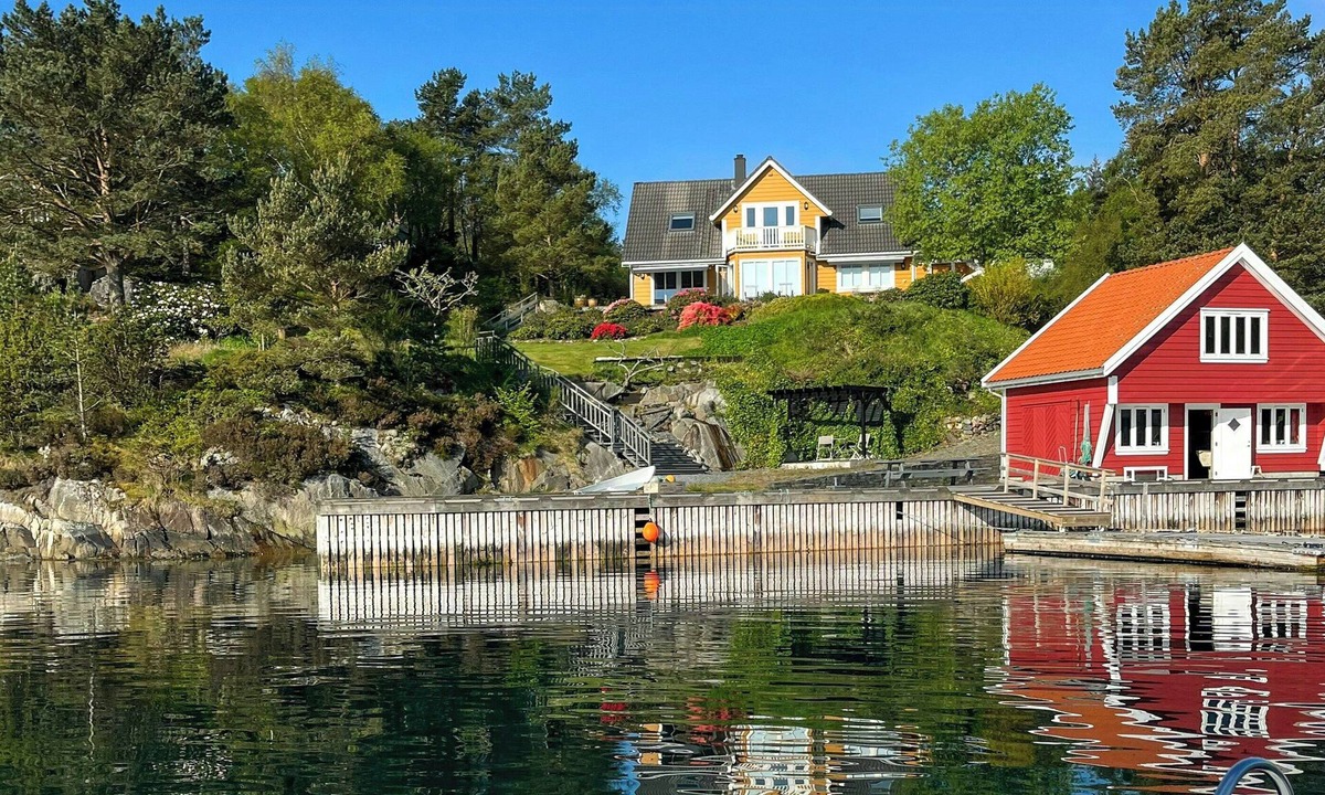 Bomlo House | House with 90 metres private beach on Bømlo