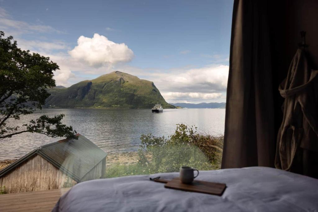 Hundeidvik House | Hundeidvik Fjord Retreat - Fjord Panorama