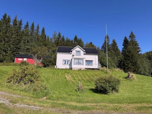 Naeroy House | Hundevennlig feriehus "Elgstua" ved sjøen på Geisnes