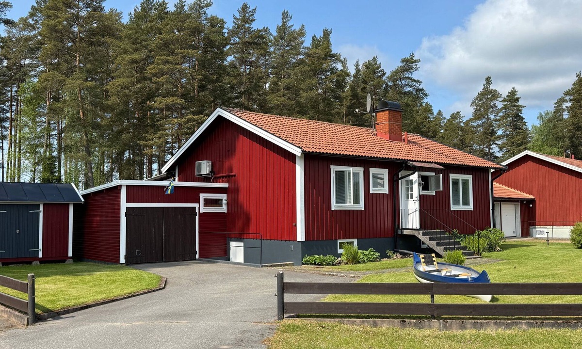 Tviklippan House | Hus Bellö – Holiday Home near Lake in Hjältevad