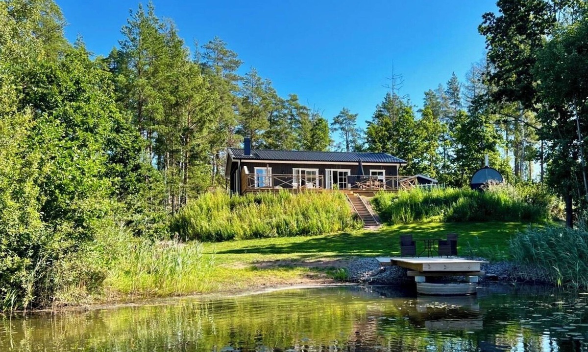 Hultsfred House | Hus Gnötteln NEW in Småland by the lake with boat, private jetty, sauna, wooden hot tub