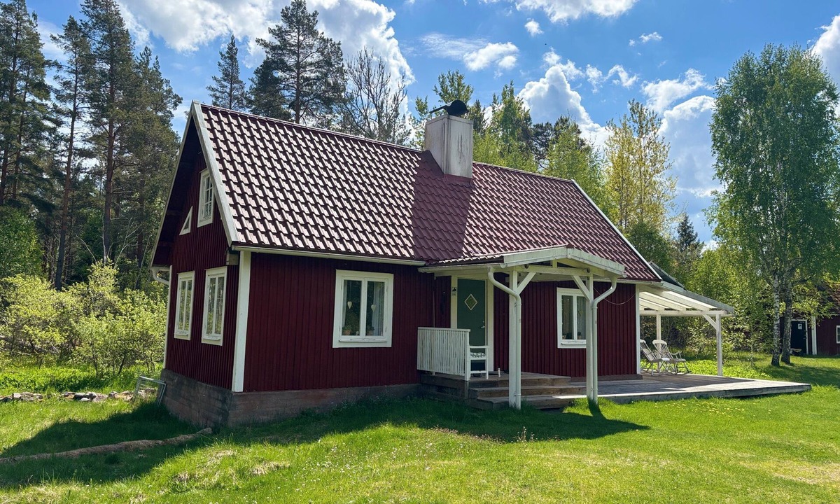 Alsterbro House | Hus Kråksmåla – Secluded Lakefront Holiday Home with Boats in Småland