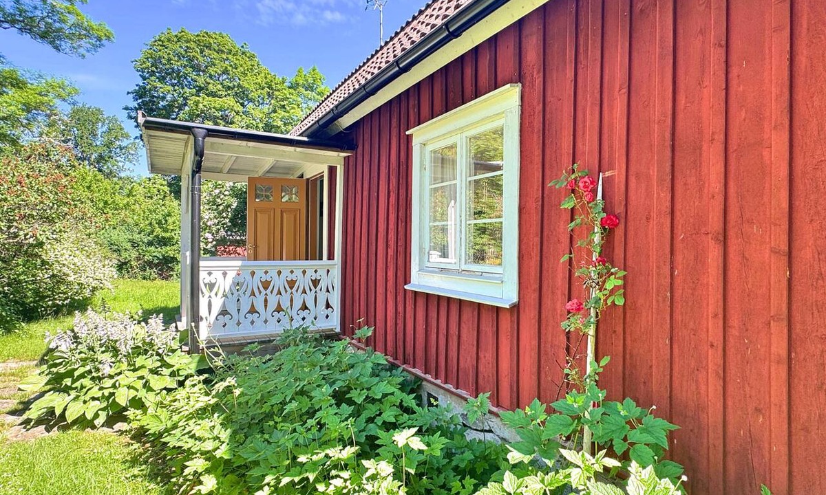 Hogsby Municipality House | Hus Mida – Traditional Swedish Cottage near Lake Sinnern in Småland