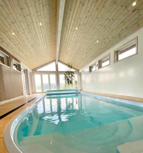 Farsund House | Hytte med basseng og jacuzzi med nydelig utsikt