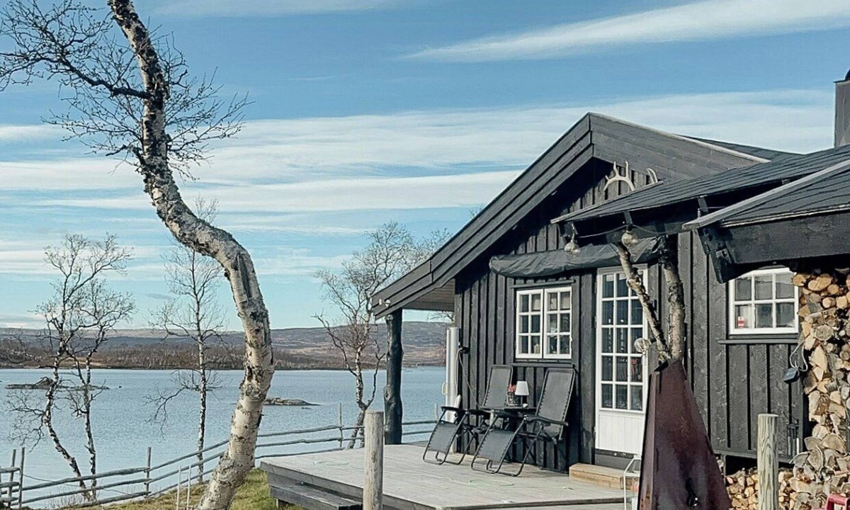 Holtalen House | Idyllic cabin by the water in Hessdalen