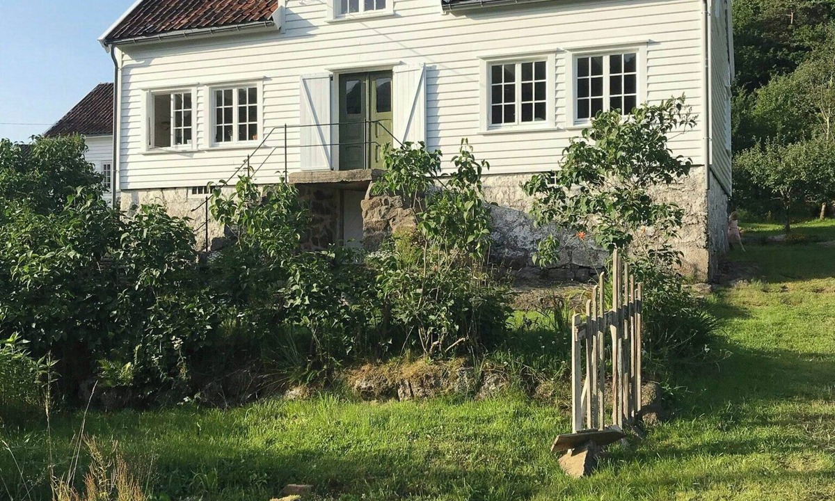 Farsund House | Idyllic farmhouse from 1840 with sea view in Spind