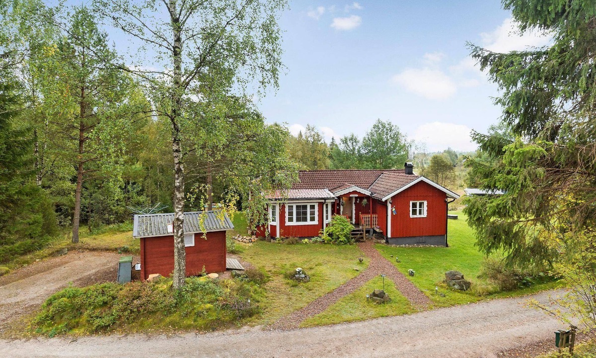 Svenljunga House | Idyllically situated, single-storey house with terrace