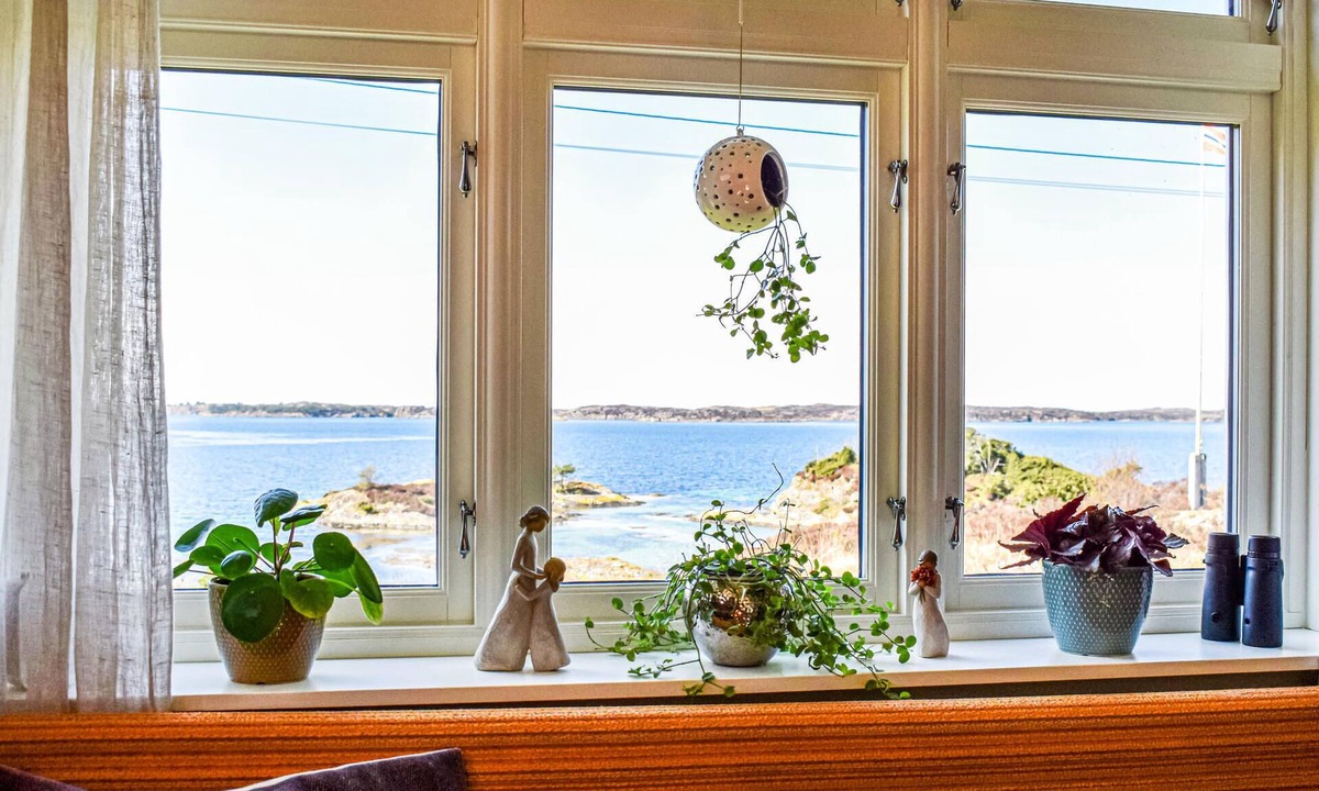 Lykling House | Inviting vacation home with beautiful sea view and large garden with sunny terrace.