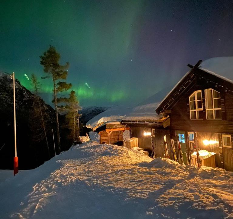 Voss Ski Chalet | Jacuzzi & Sauna Hilltop Spa Cabin with River Views