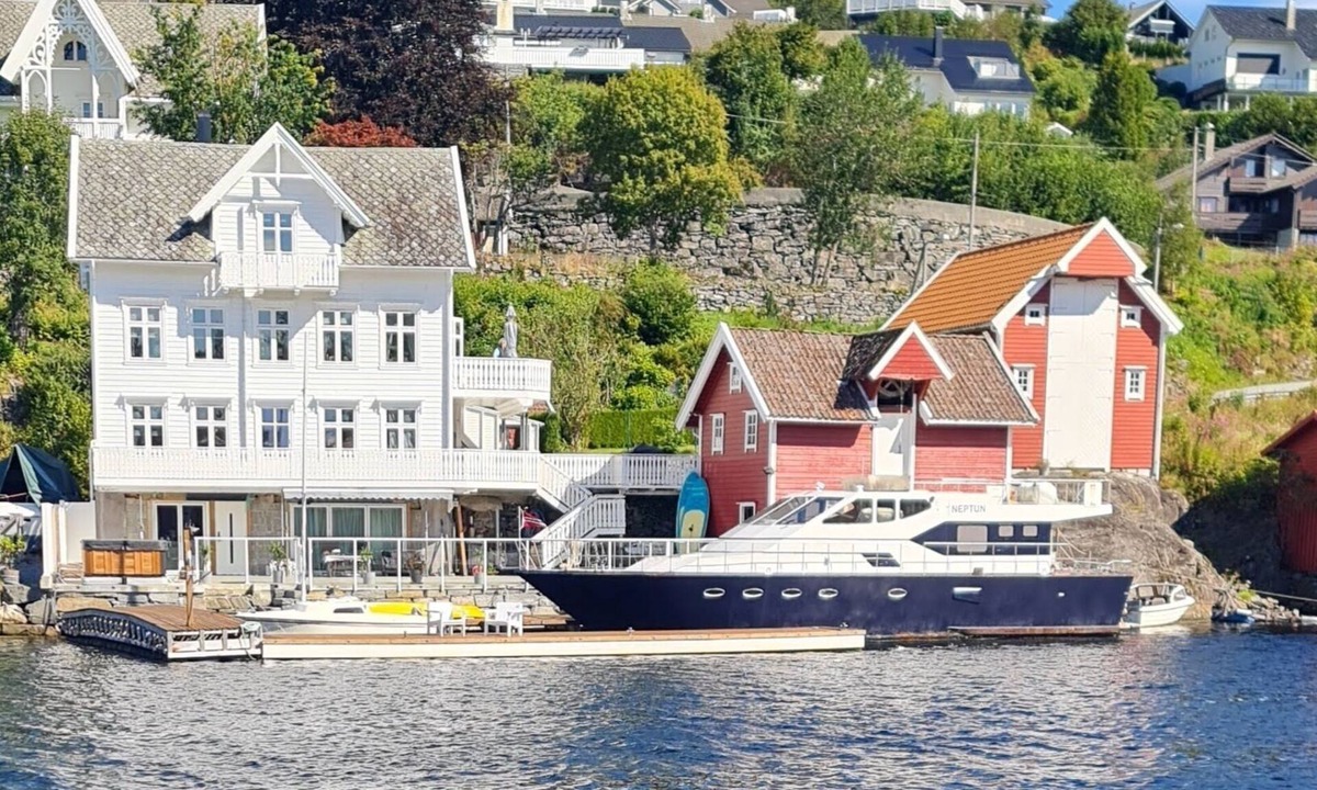 Lindas House | Kids' Marine Paradise Fjord Villa with Boat & Pool Near Bergen