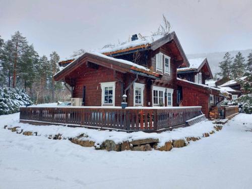 Kviteseid Ski Chalet | Laftet hytte i strandkanten med bade og fiske muligheter