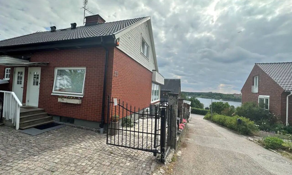 Vaxjo Apartment | Lake View Garden Studio in Central Växjö. Fully equipped studio in a villa.