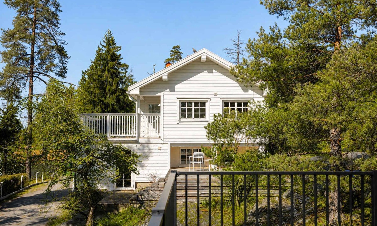 Saltsjobaden Villa | Lakefront Villa in Saltsjöbaden near Stockholm