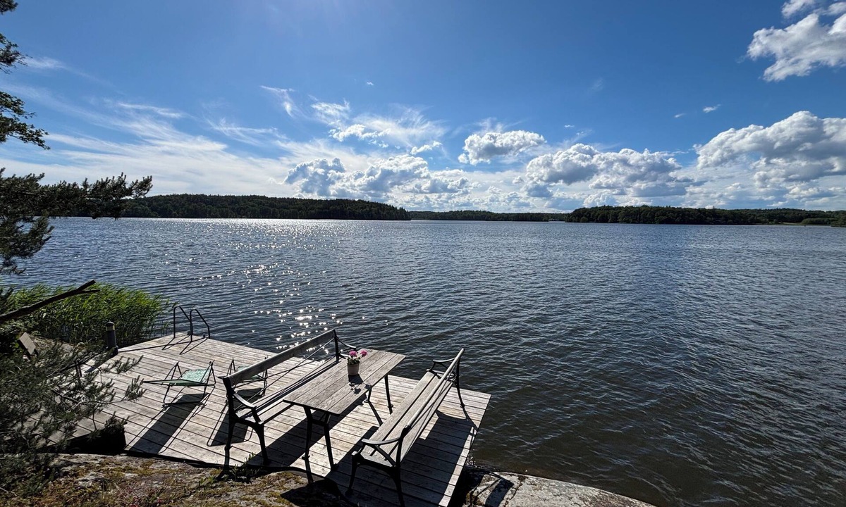 Vidja Cabin | Lakehouse with wood-fired sauna. Private, nature reserve. 25 min to Stockholm