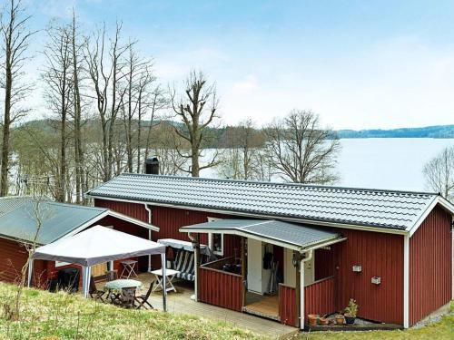 Alingsas House | Lakeside Cabin with Lake Views