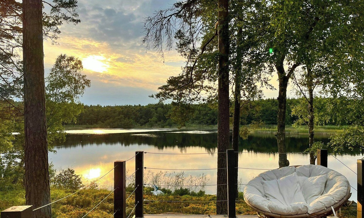 Sodersvik House | Lakeside cottage with pier and sauna in Spillersboda