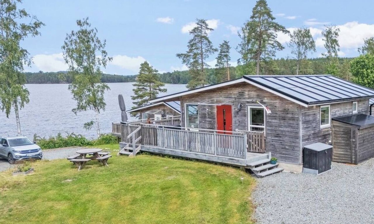 Dals Langed House | Lakeside Retreat on Lake Laxsjön – Lake Views, Kayaks & Private Heated Terrace