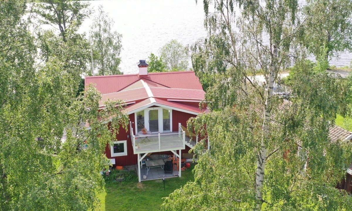 Soderbarke Ski Chalet | Large holiday home right on the lake in a dream location