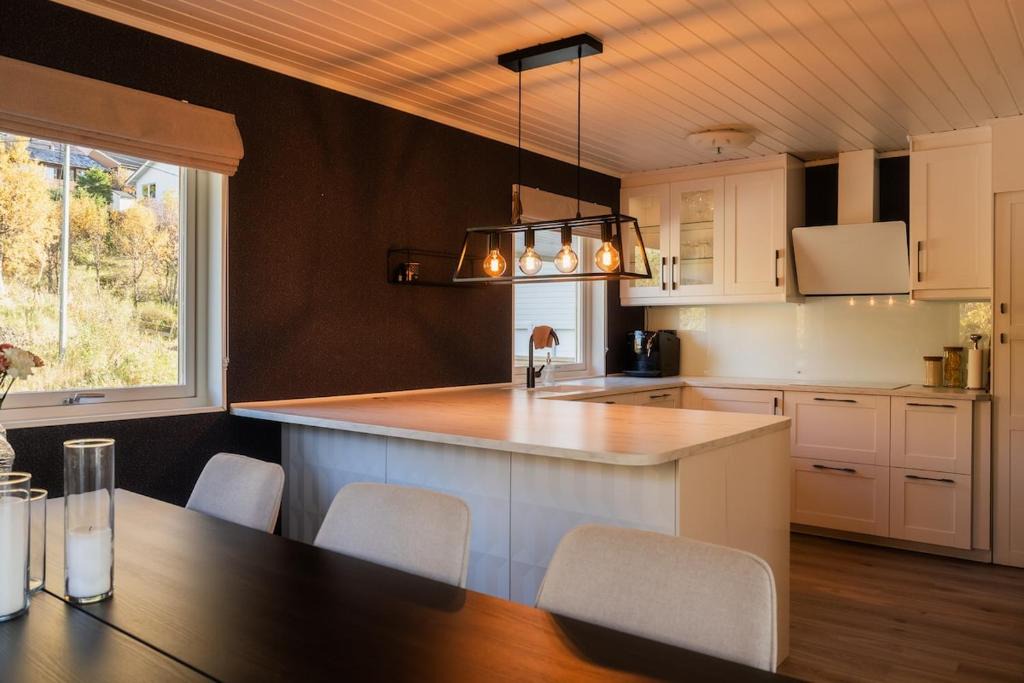 Tromsdalen House | Large Home Tomasjord - Free parking, nature-close, sleeps 9