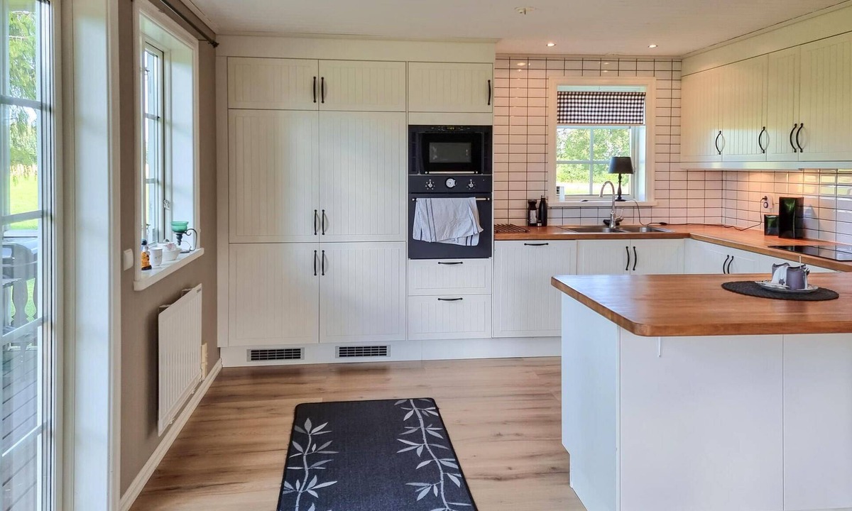 Kallby House | Large house surrounded by idyllic pastures, a short distance from Lake Vänern